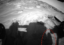 Рассматривая снимки, сделанные марсоходом Curiosity и опубликованные американским аэрокосмическим агентством NASA, уфолог Скотт Уоринг увидел на некоторых кадрах тень, которая, по его мнению, принадлежит астронавту