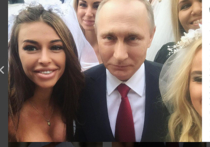 «Невесты», с которыми как бы случайно сфотографивался в День города на Красной площади президент РФ Владимир Путин, оказались профессиональными участницами рекламных съемок и различных мероприятий