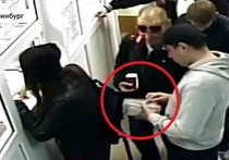 В сети набирает популярность видео, снятое камерой наблюдения в регистратуре одной из больниц Екатеринбурга: девушка, без очереди влезшая  к окошку, стала жертвой карманников