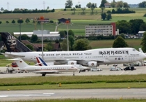 Во время визита канцлера Германии Ангелы Меркель и французского президента Франсуа Олланда в Швейцарию (они открывали новый туннель в горах длиной 57 километров) журналисты сделали снимок их самолетов на фоне гигантского лайнера группы Iron Maiden