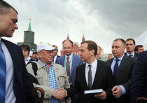 Дмитрию Медведеву, посетившему по случаю открытия книжную ярмарку на Красной площади, надарили целую кучу книг  - от новинок художественной литературы до исторических трактатов и нон-фикшн