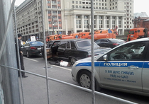 Воскресная погоня полицейских за старинным лимузином «Чайка» по центру Москвы завершилась стрельбой у стен Кремля, на Моховой улице