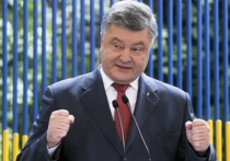 Украинский президент Петр Порошенко в субботу посетил учебный центр Нацгвардии в Киевской области, где, выступая перед бойцами, заявил, что они должны пройти "обкатку боем" на передовой в Донбассе и научиться там "не кланяться пулям"